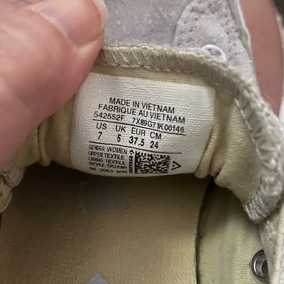 CONVERSE low cut with elastic, light gray. Women’s size 7. - Picture 2 of 5